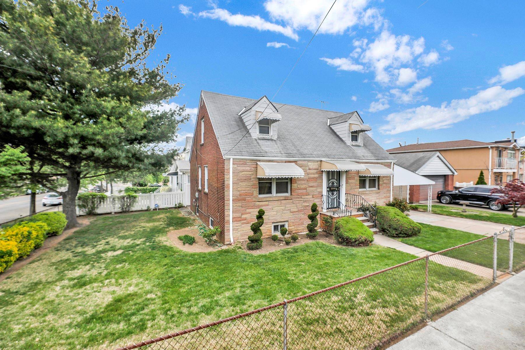 Saint Albans, NY 11412,10405 185th ST