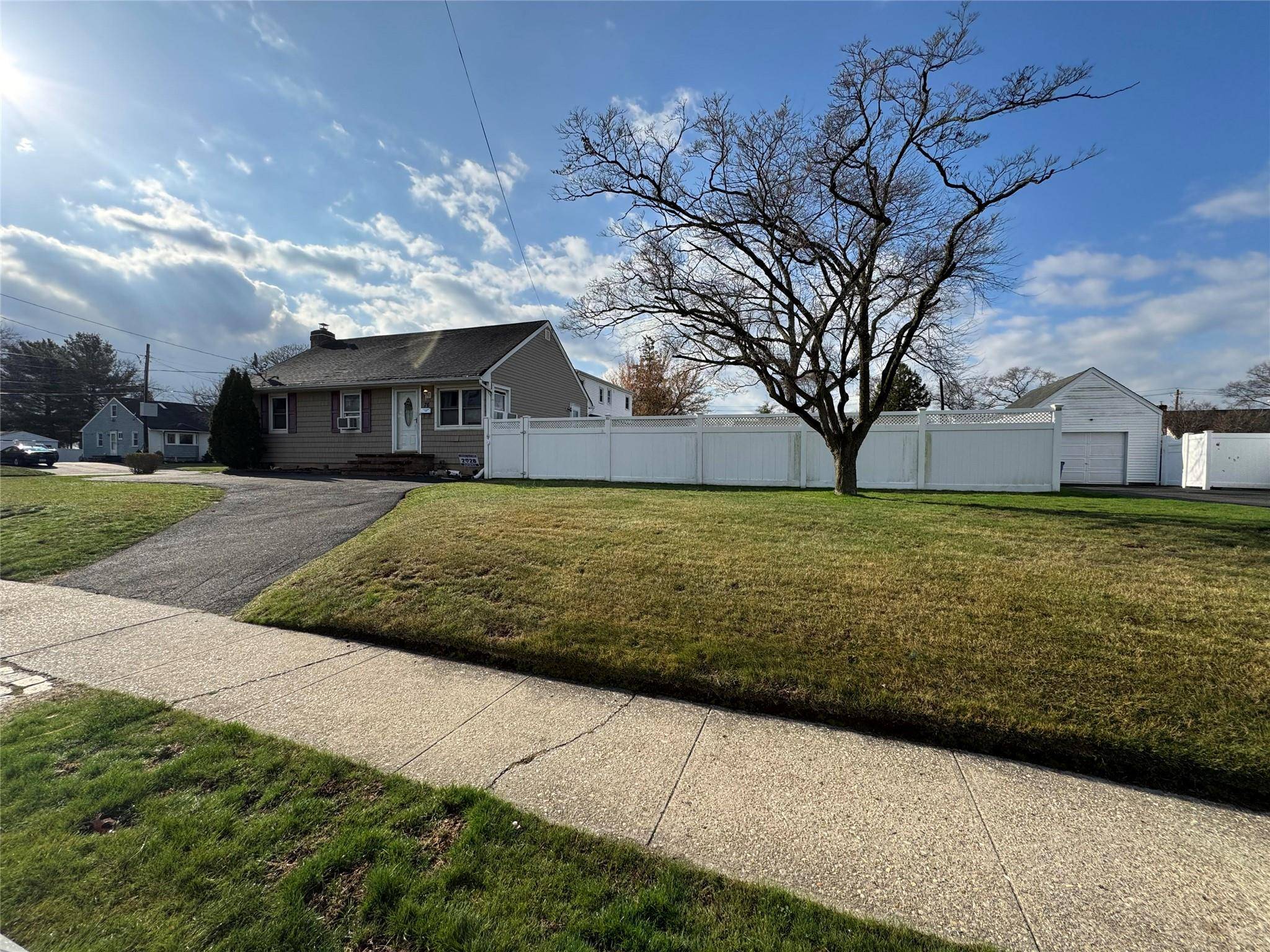 North Babylon, NY 11703,76 Parkdale DR
