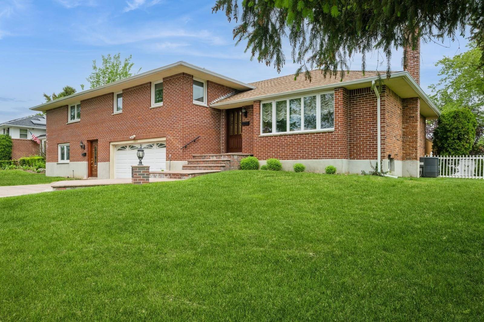 Westbury, NY 11590,780 Regent DR