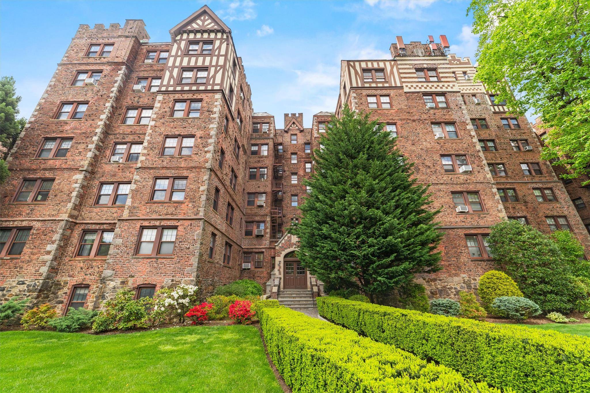 Scarsdale, NY 10583,209 Garth RD #3F