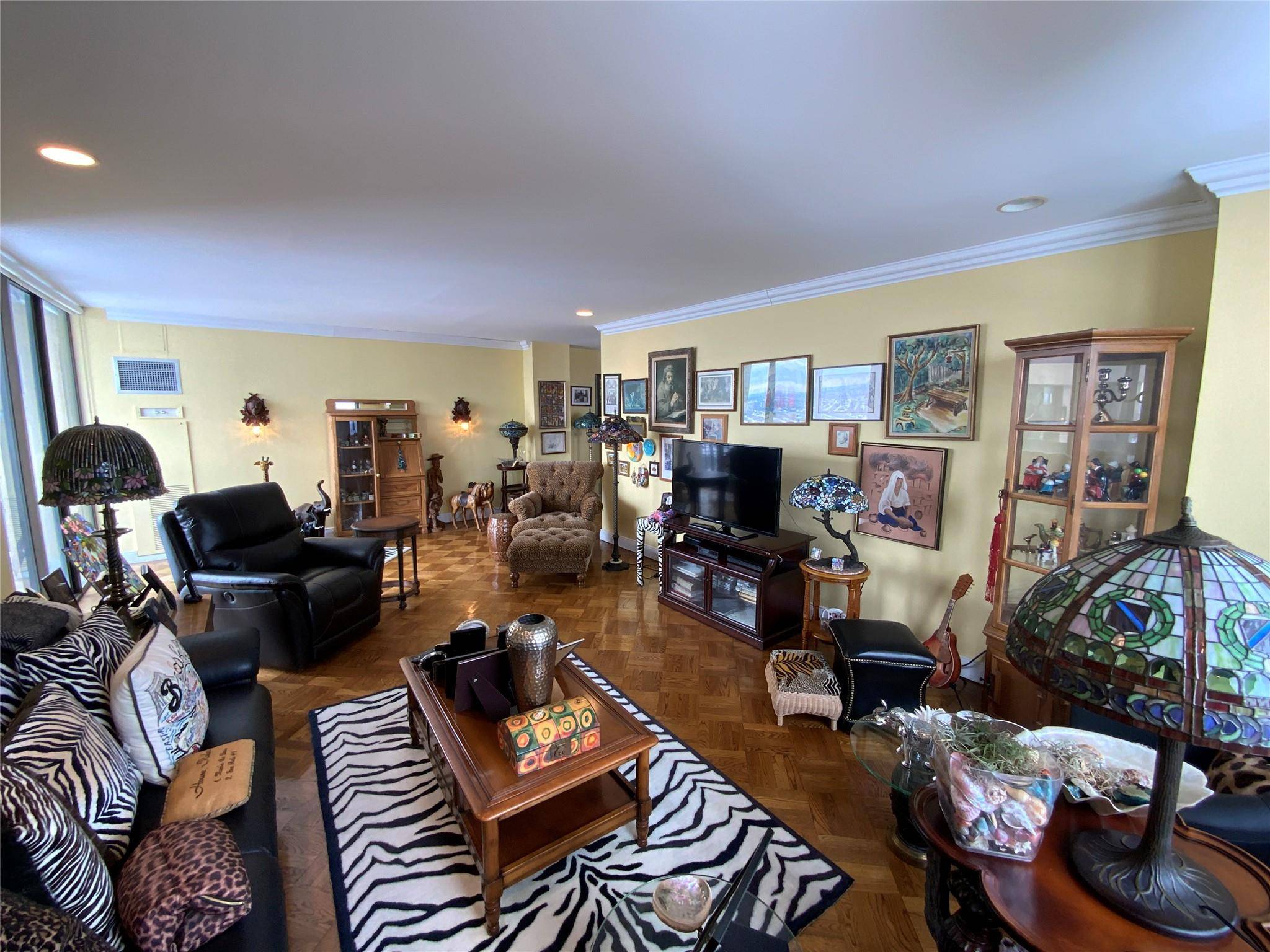 Floral Park, NY 11005,27110 Grand Central Pkwy #33D
