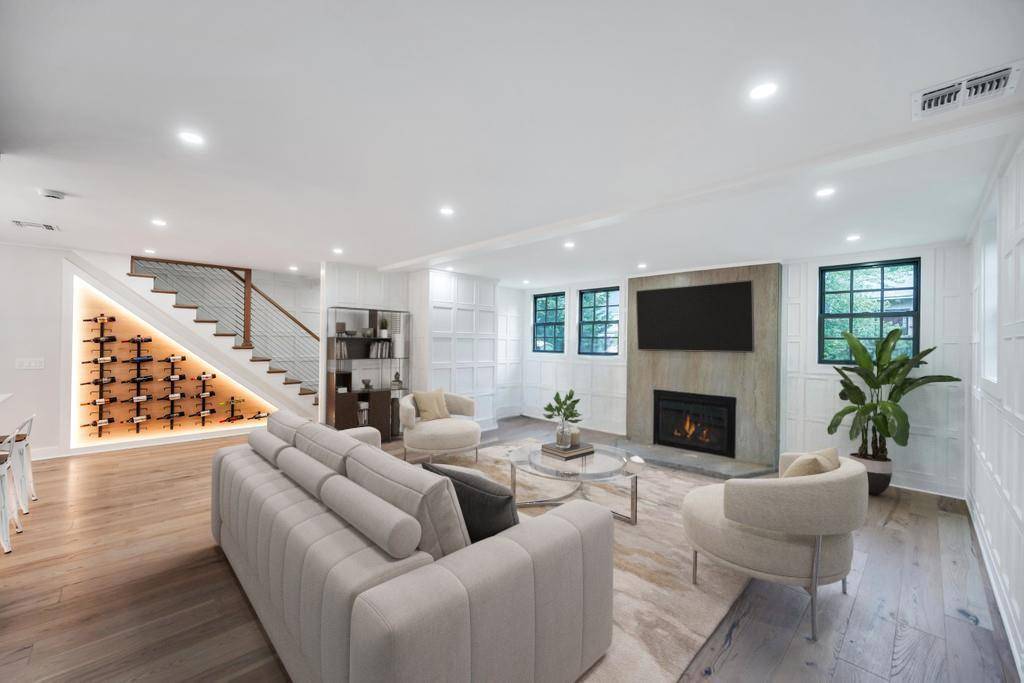 Great Neck, NY 11021,6 Sheffield RD