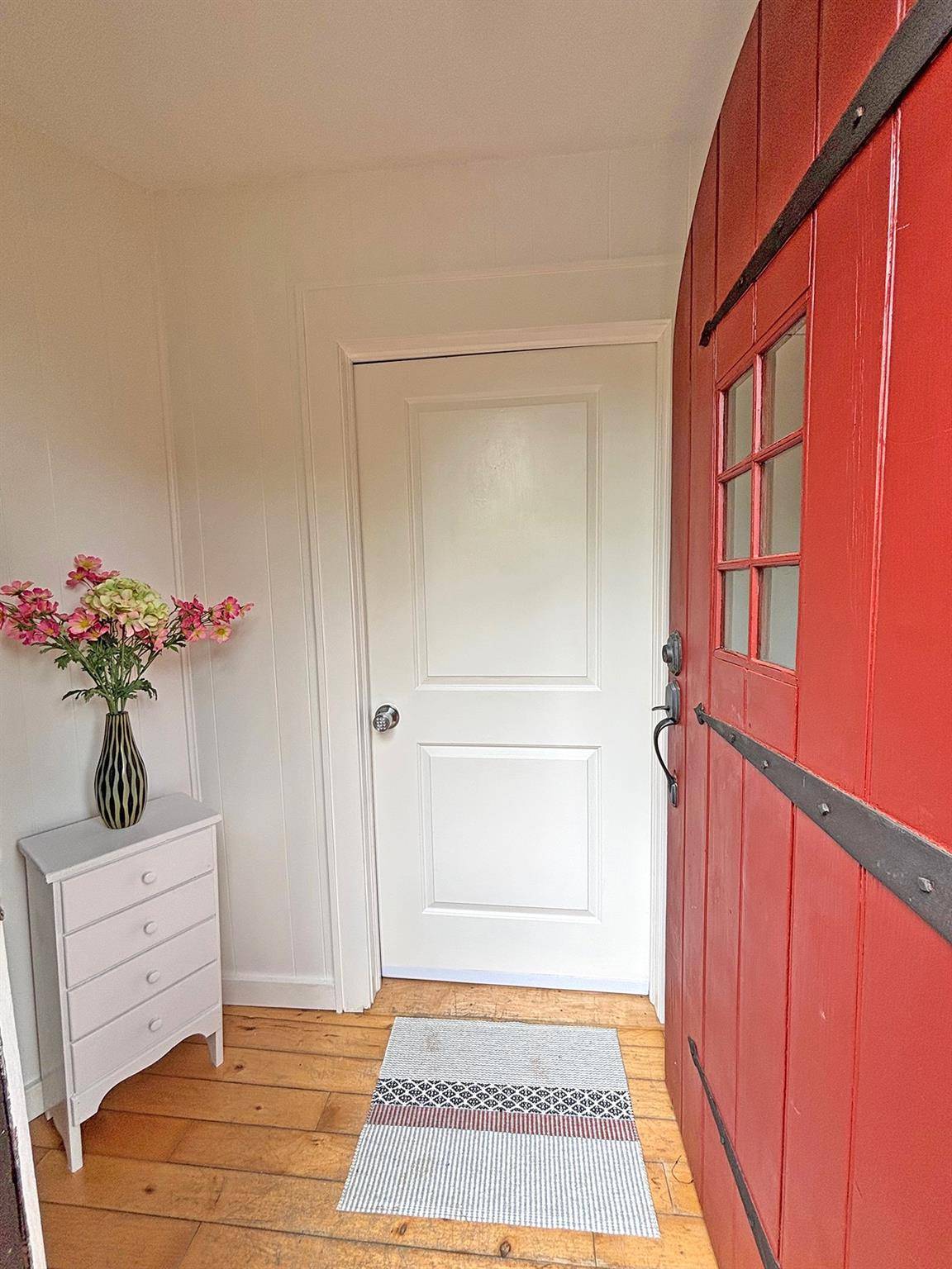 Woodstock, NY 12498,196 Tinker ST