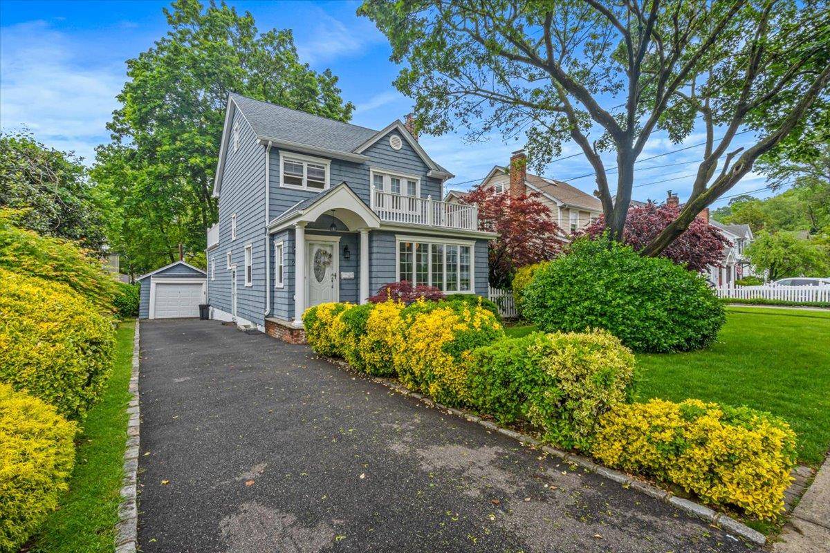 Manhasset, NY 11030,23 Beechwood AVE