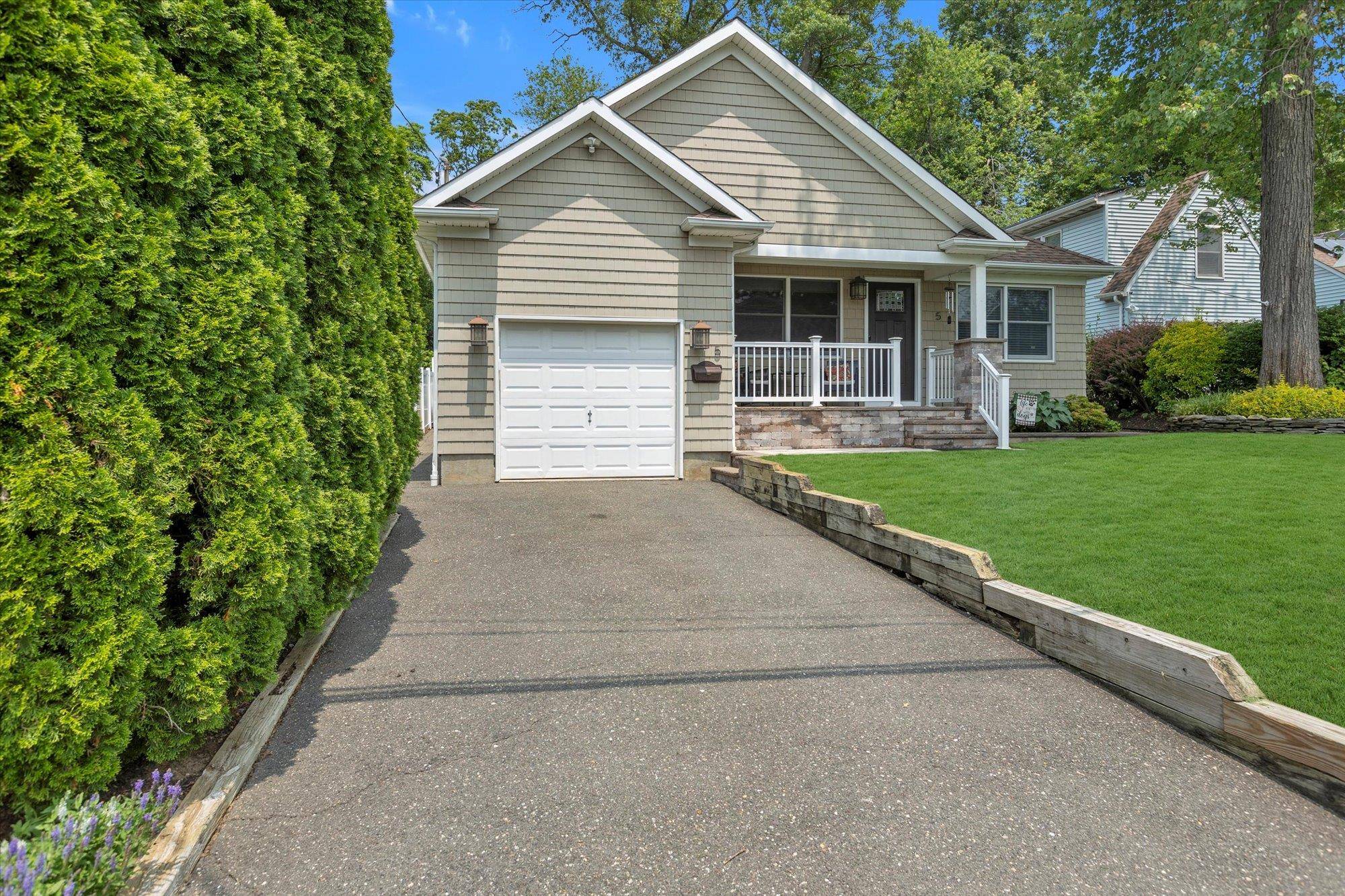 Huntington Station, NY 11746,5 Schaefer ST