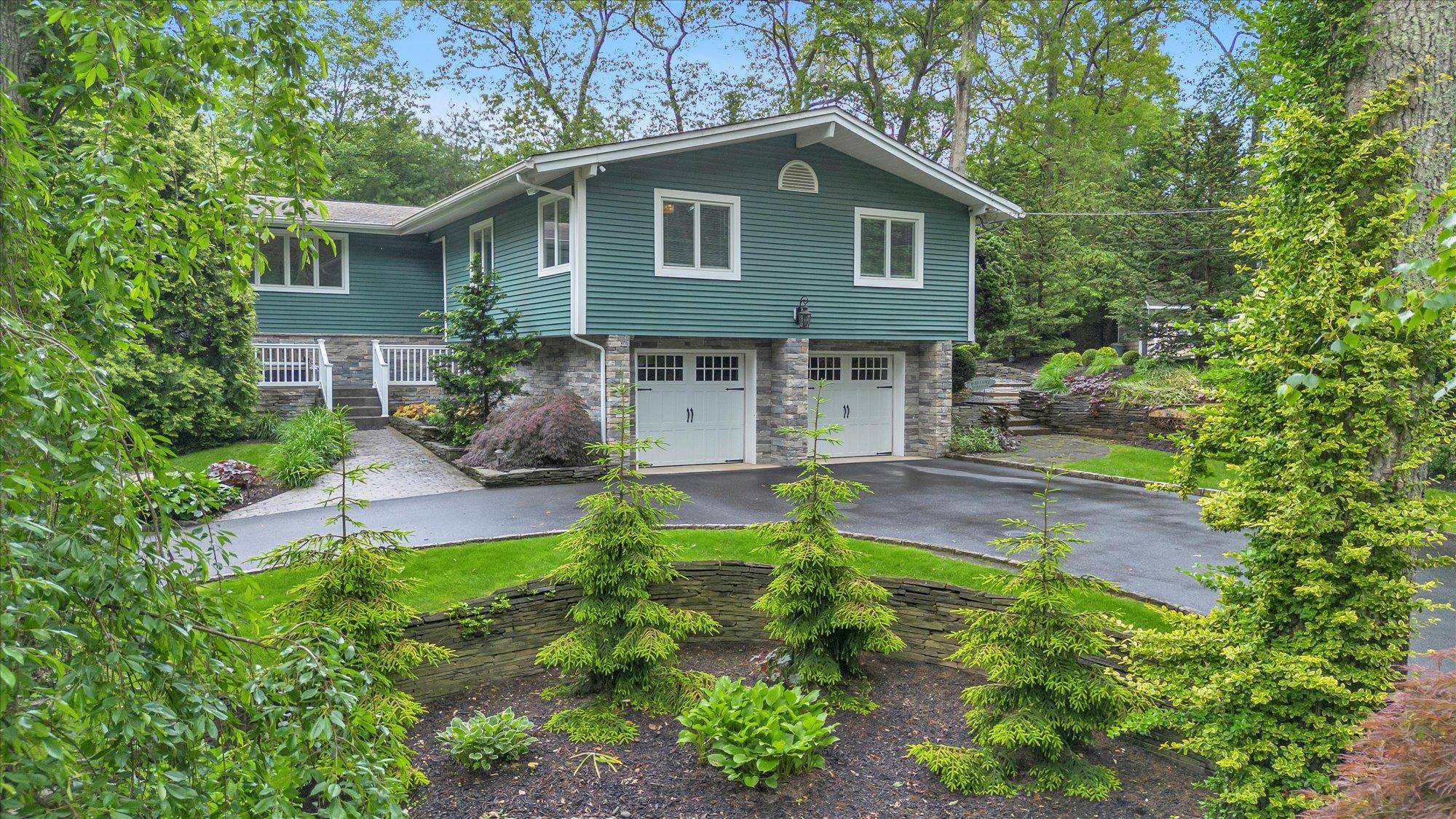 Melville, NY 11747,7 Tuxedo DR