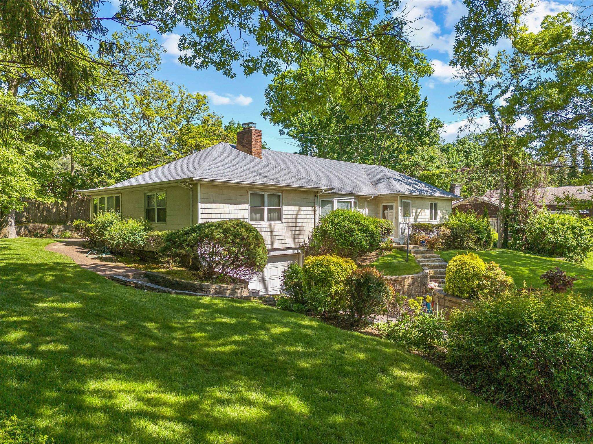 Great Neck, NY 11020,1 Talbot DR