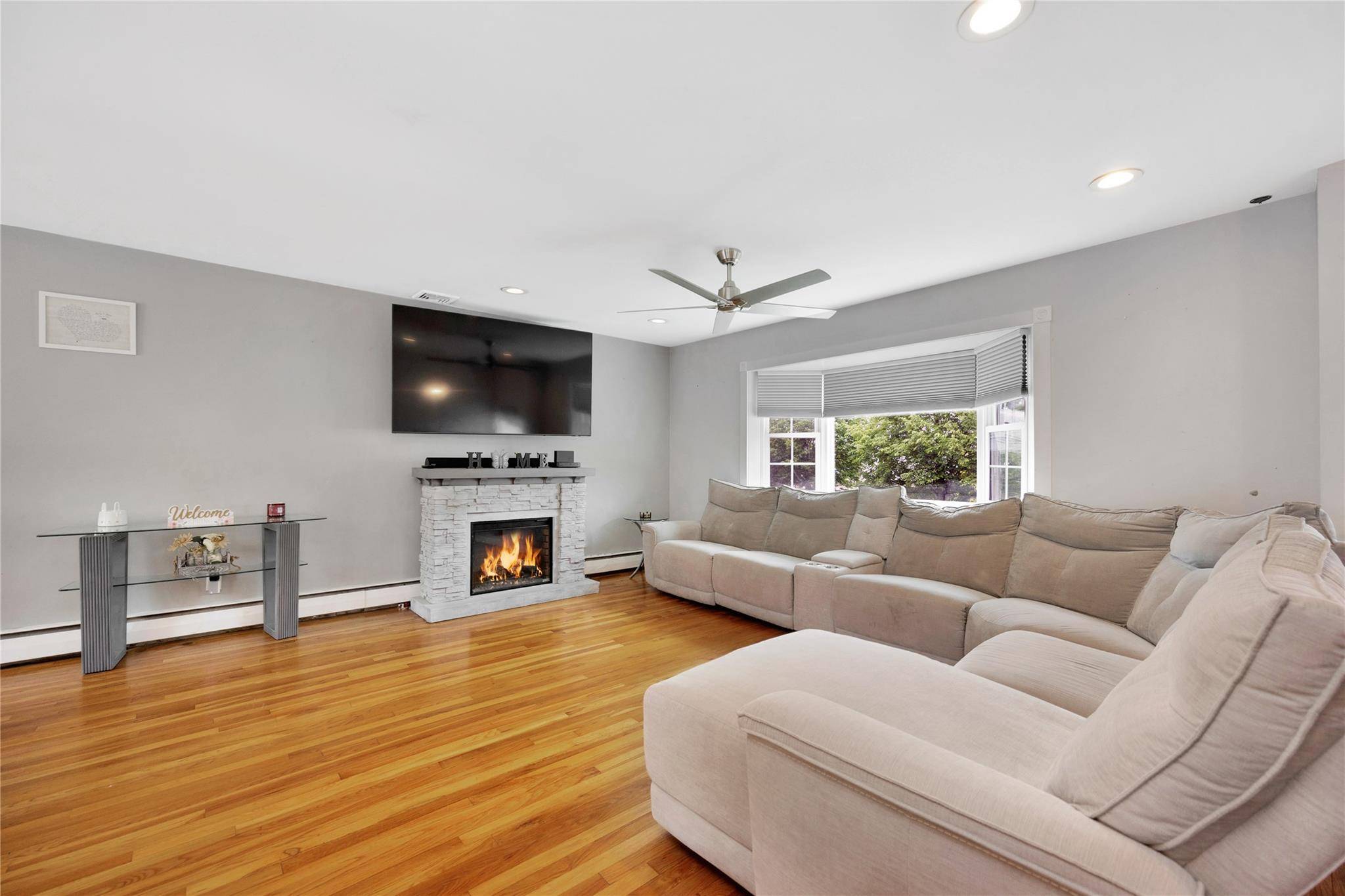 Bethpage, NY 11714,23 Evelyn DR