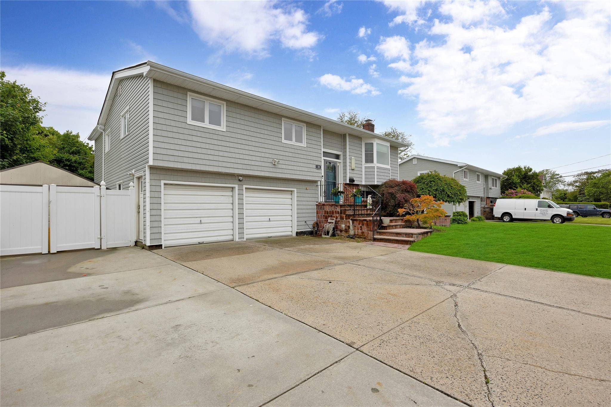 Bethpage, NY 11714,23 Evelyn DR