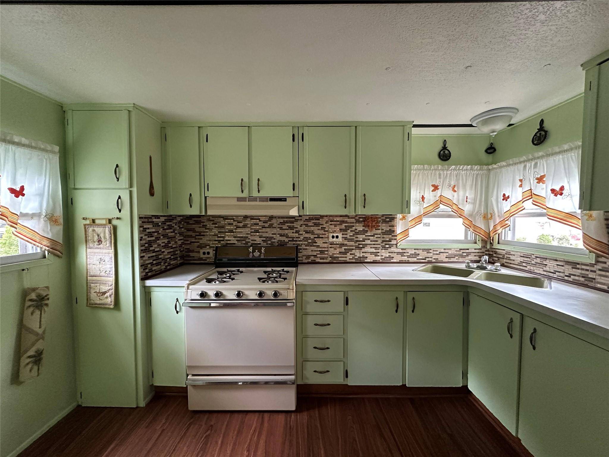 Calverton, NY 11933,658  E8 Sound Avenue