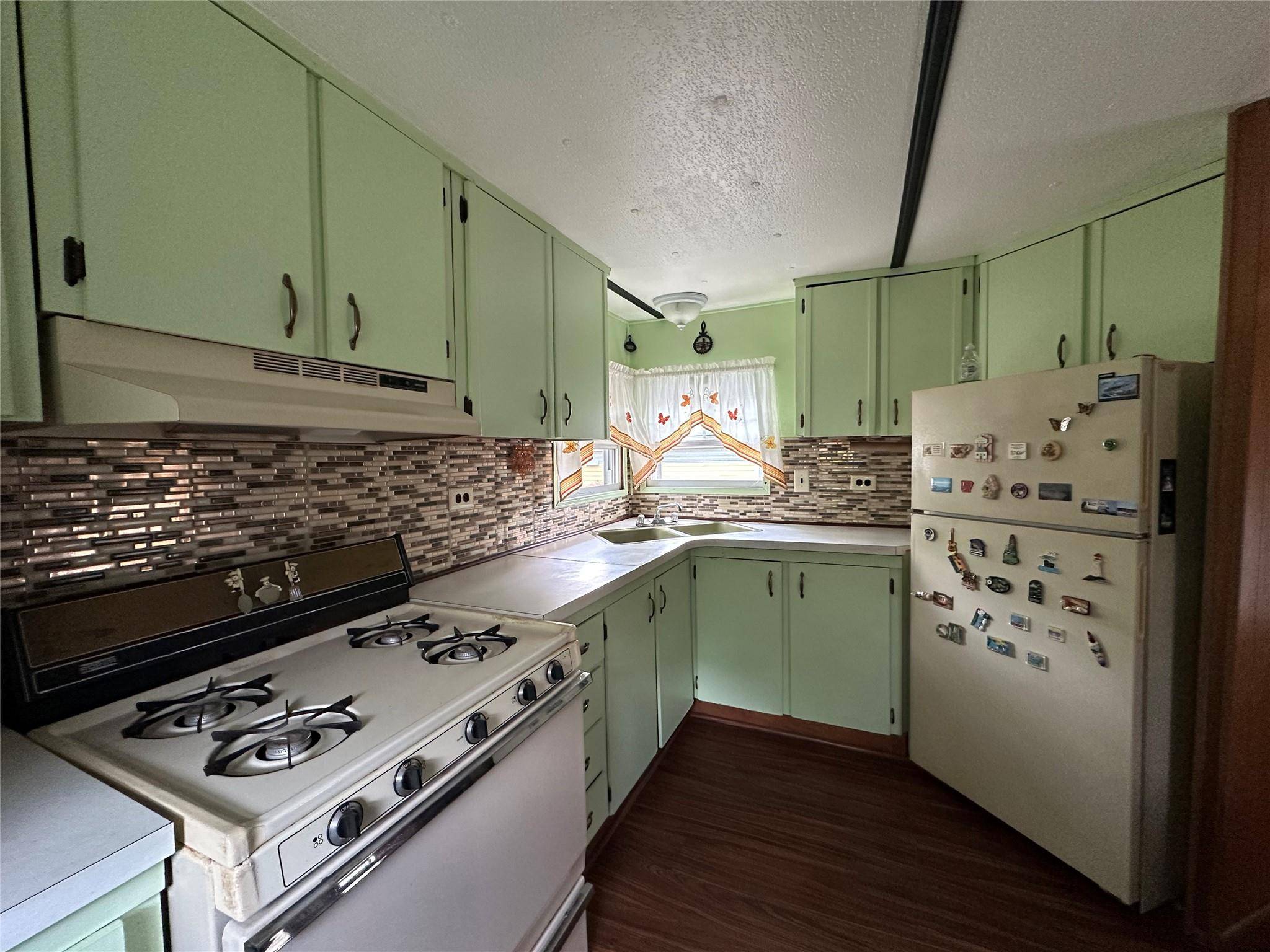 Calverton, NY 11933,658  E8 Sound Avenue