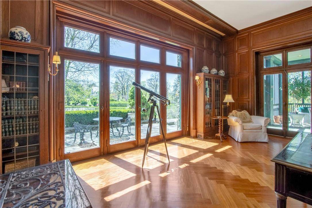 Tuxedo Park, NY 10987,122 Circuit RD