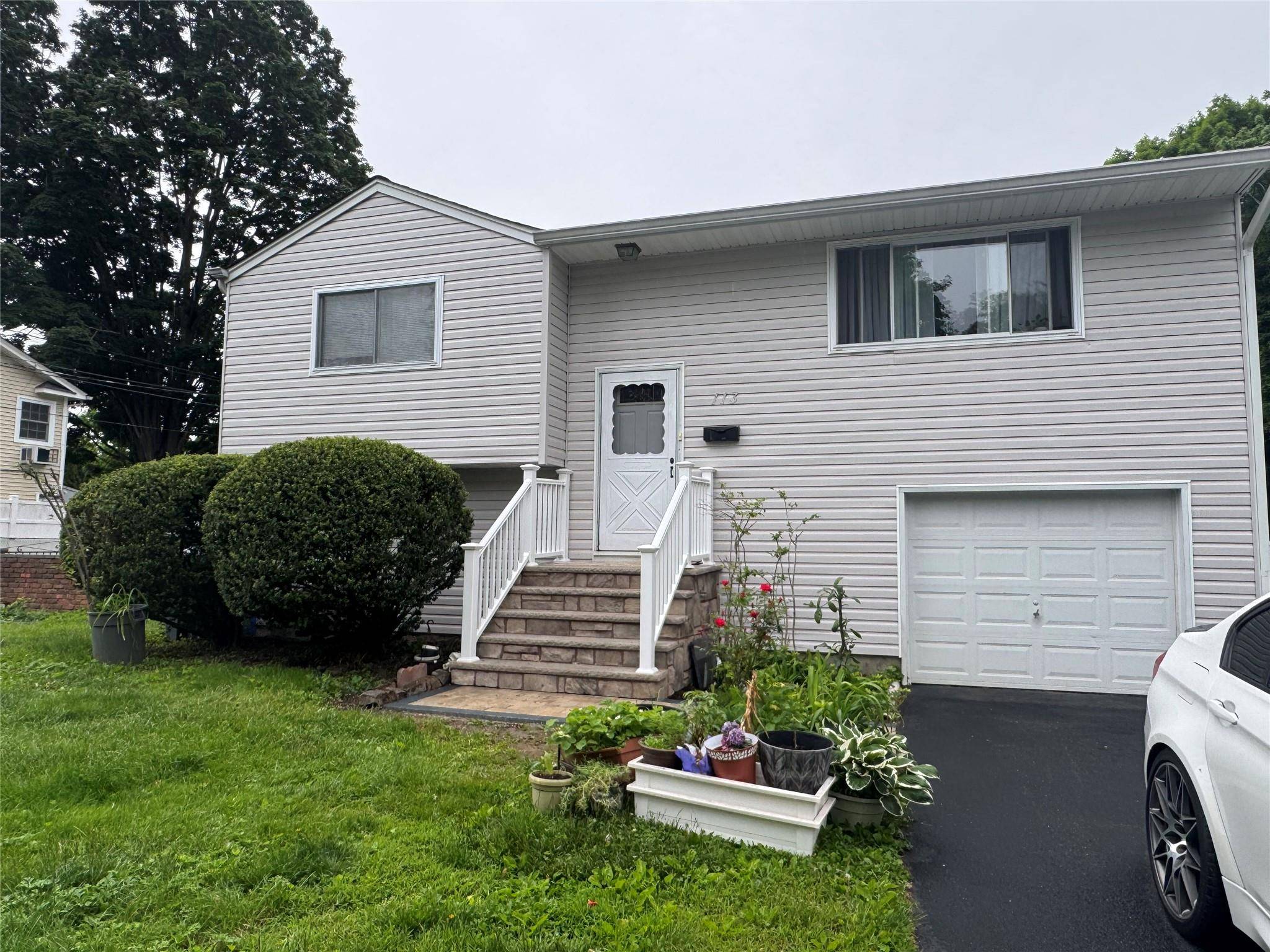 Huntington Station, NY 11746,113 6th AVE