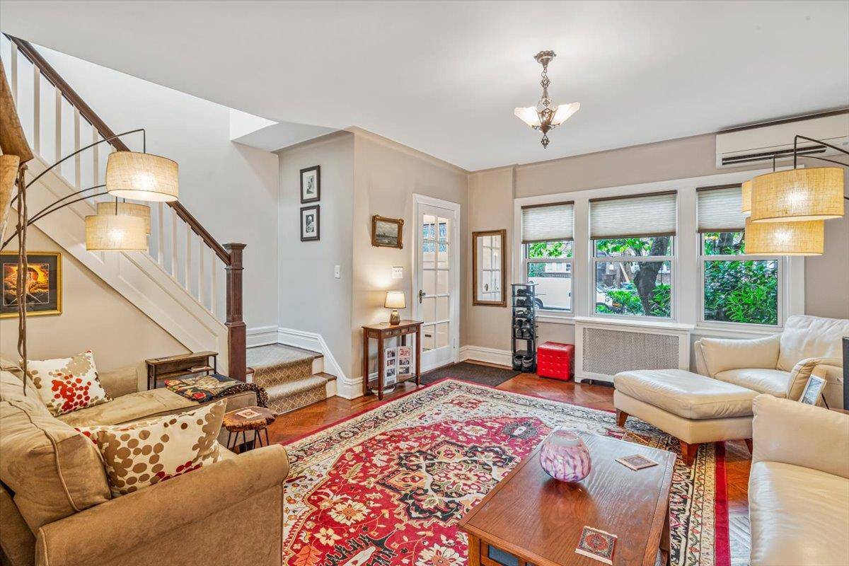 Jackson Heights, NY 11372,3430 71st ST