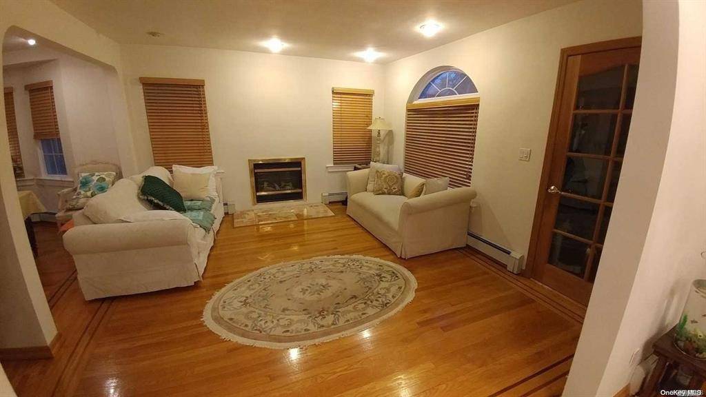 Roslyn Heights, NY 11577,5 Garfield PL