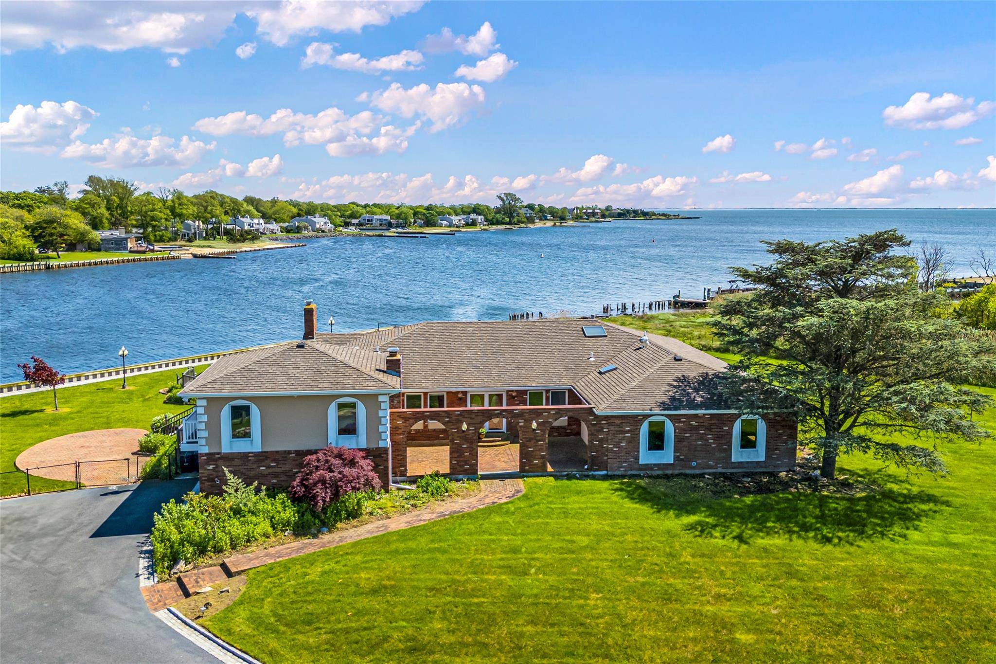 Bay Shore, NY 11706,15 Post LN