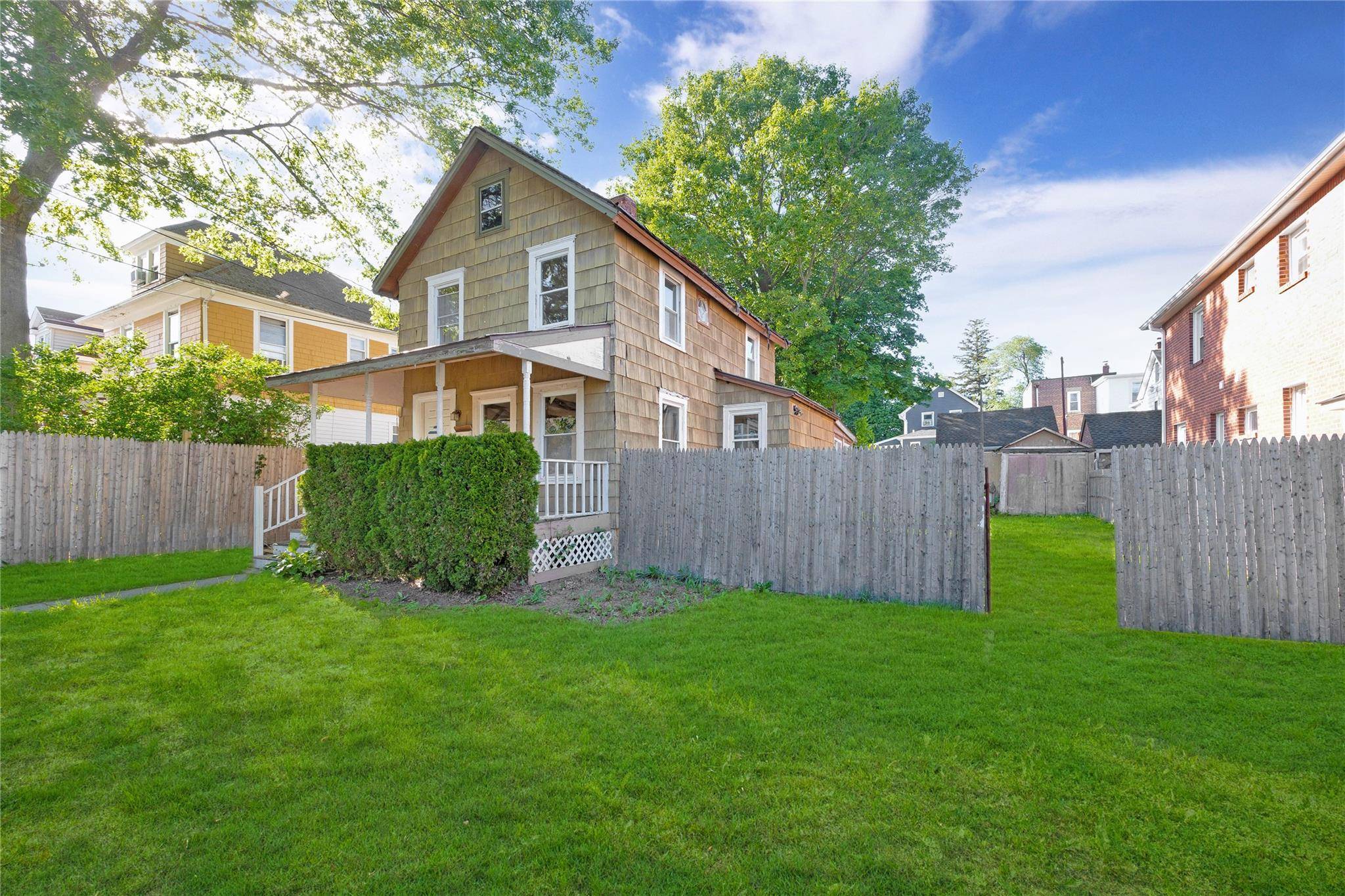 Glen Cove, NY 11542,20 Valentine ST