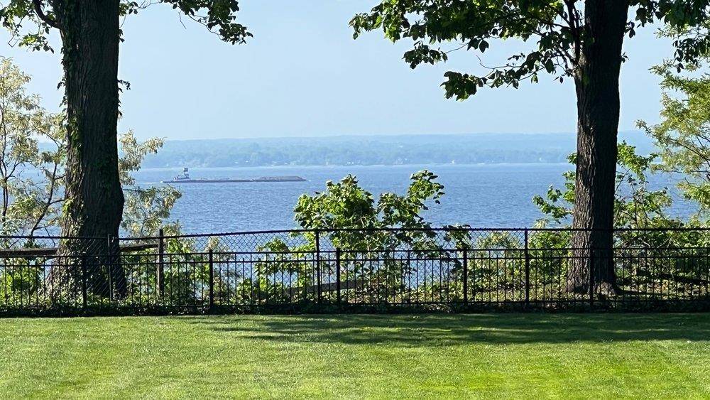 Glen Cove, NY 11542,5 Cedar LN