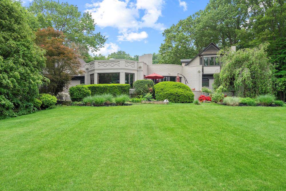 Glen Cove, NY 11542,5 Cedar LN