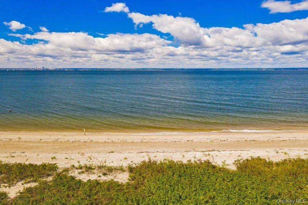 Glen Cove, NY 11542,5 Cedar LN