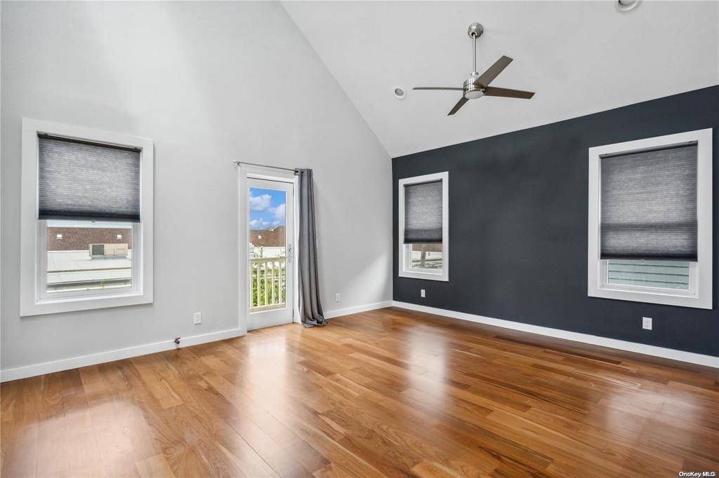 Long Beach, NY 11561,225 E Walnut ST #1