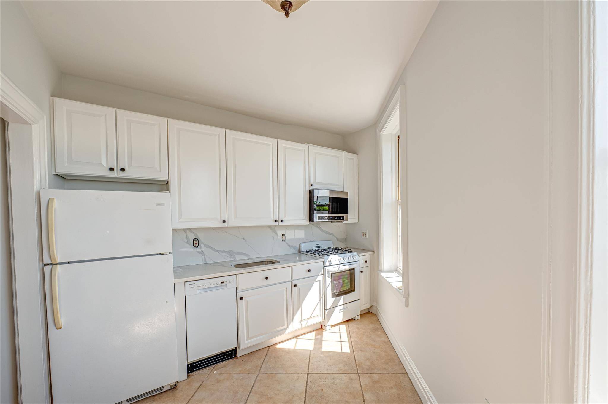 Garden City, NY 11530,12 Hamilton PL #D11