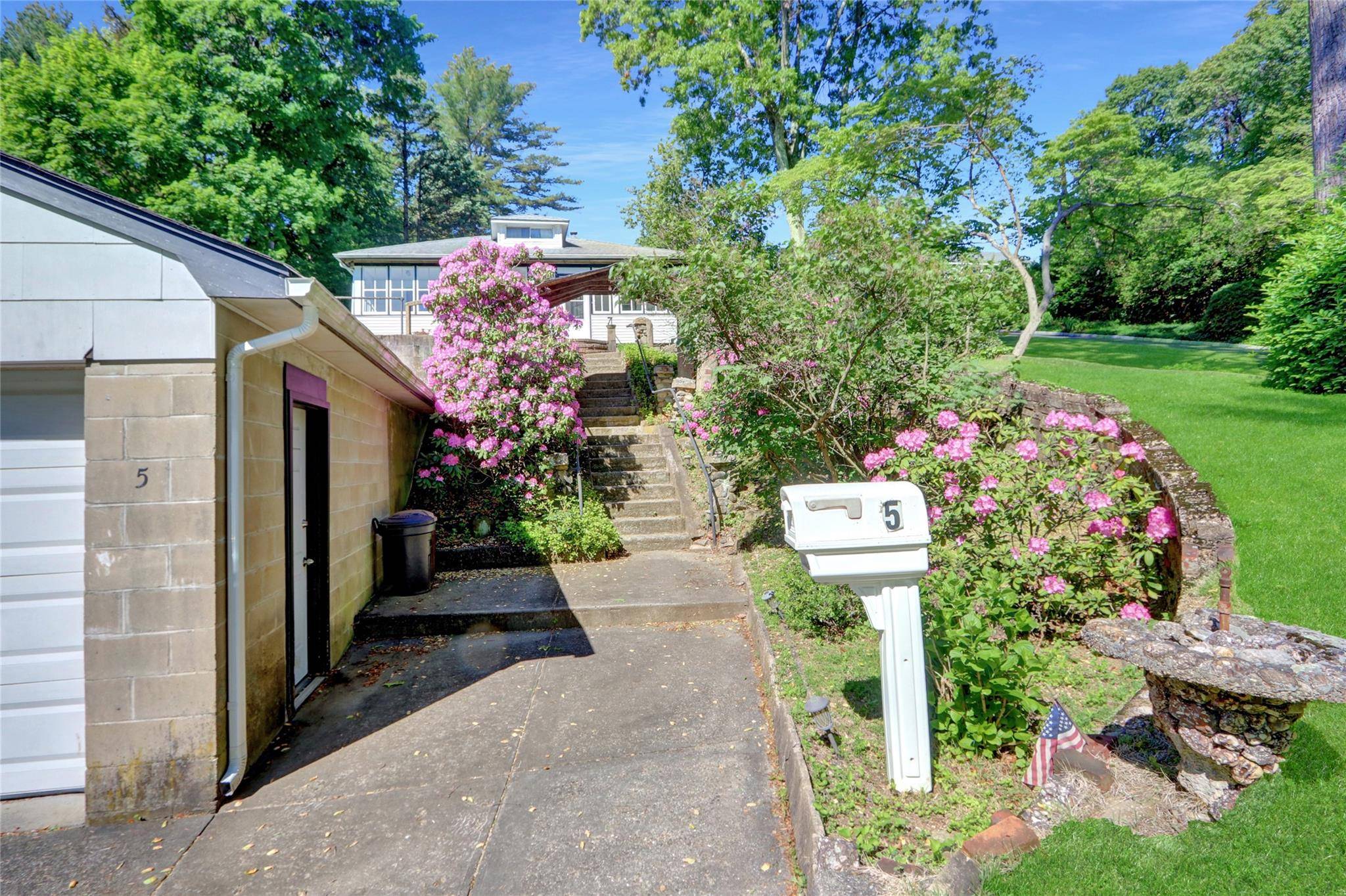 Glen Head, NY 11545,5 The Promenade