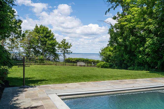 Glen Cove, NY 11542,7 Cedar LN