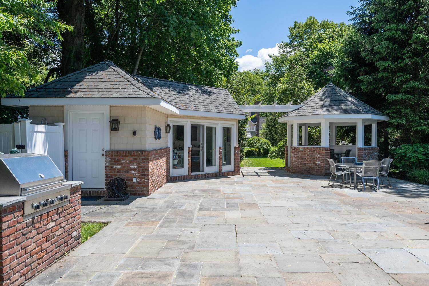 Glen Cove, NY 11542,7 Cedar LN