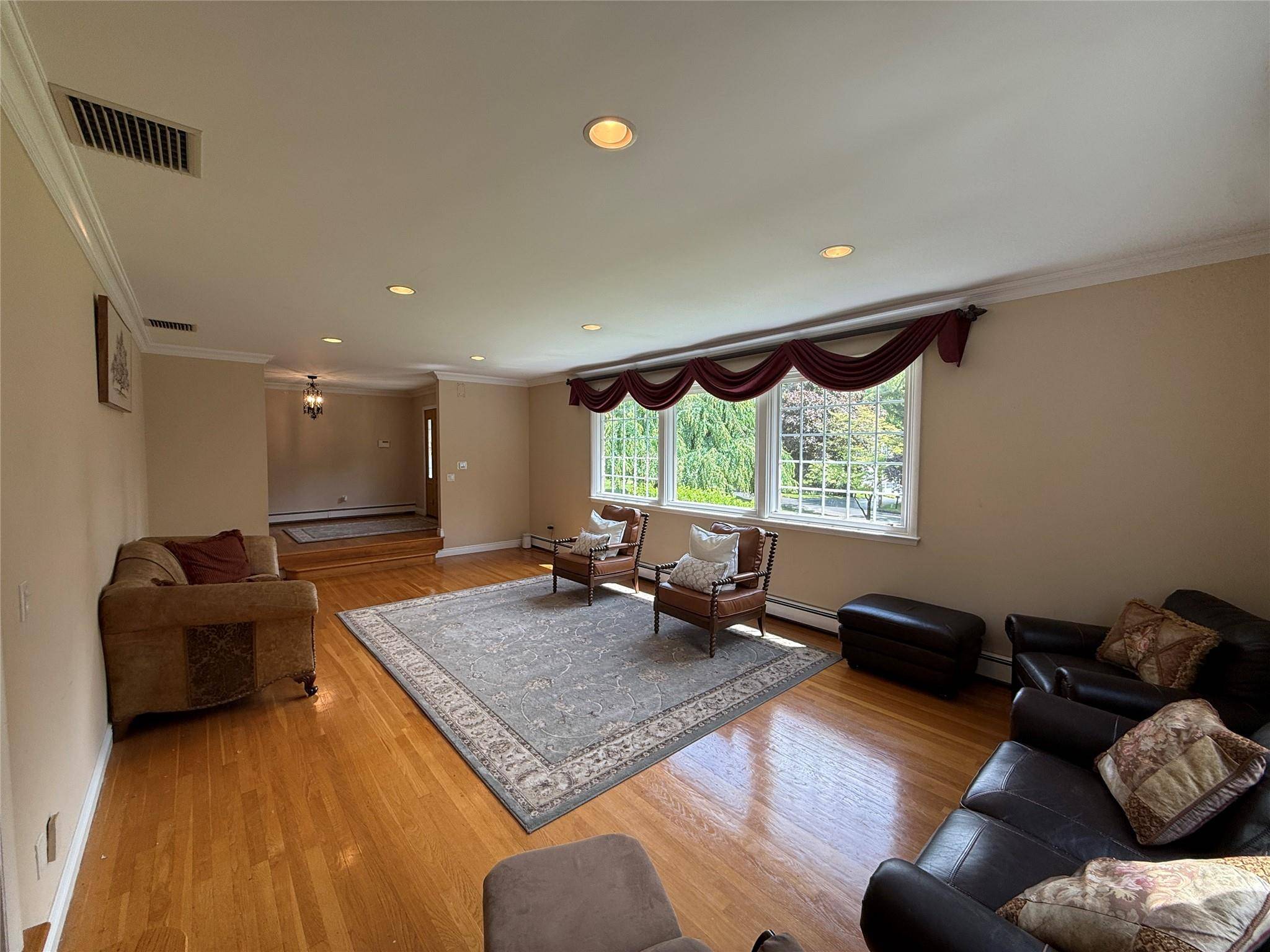 Valhalla, NY 10595,29 Eastview DR
