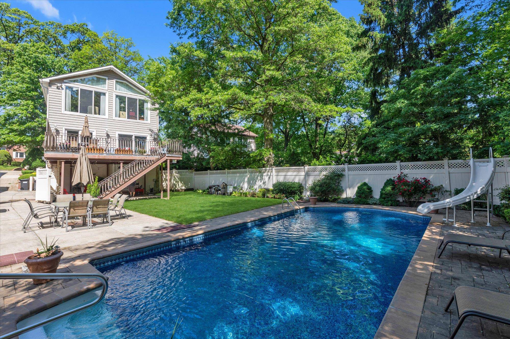 Douglaston, NY 11363,41-27 Orient AVE