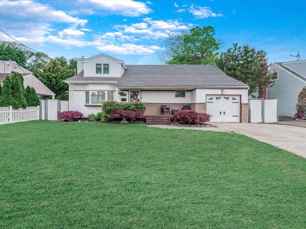 Babylon, NY 11703,16 Seley DR