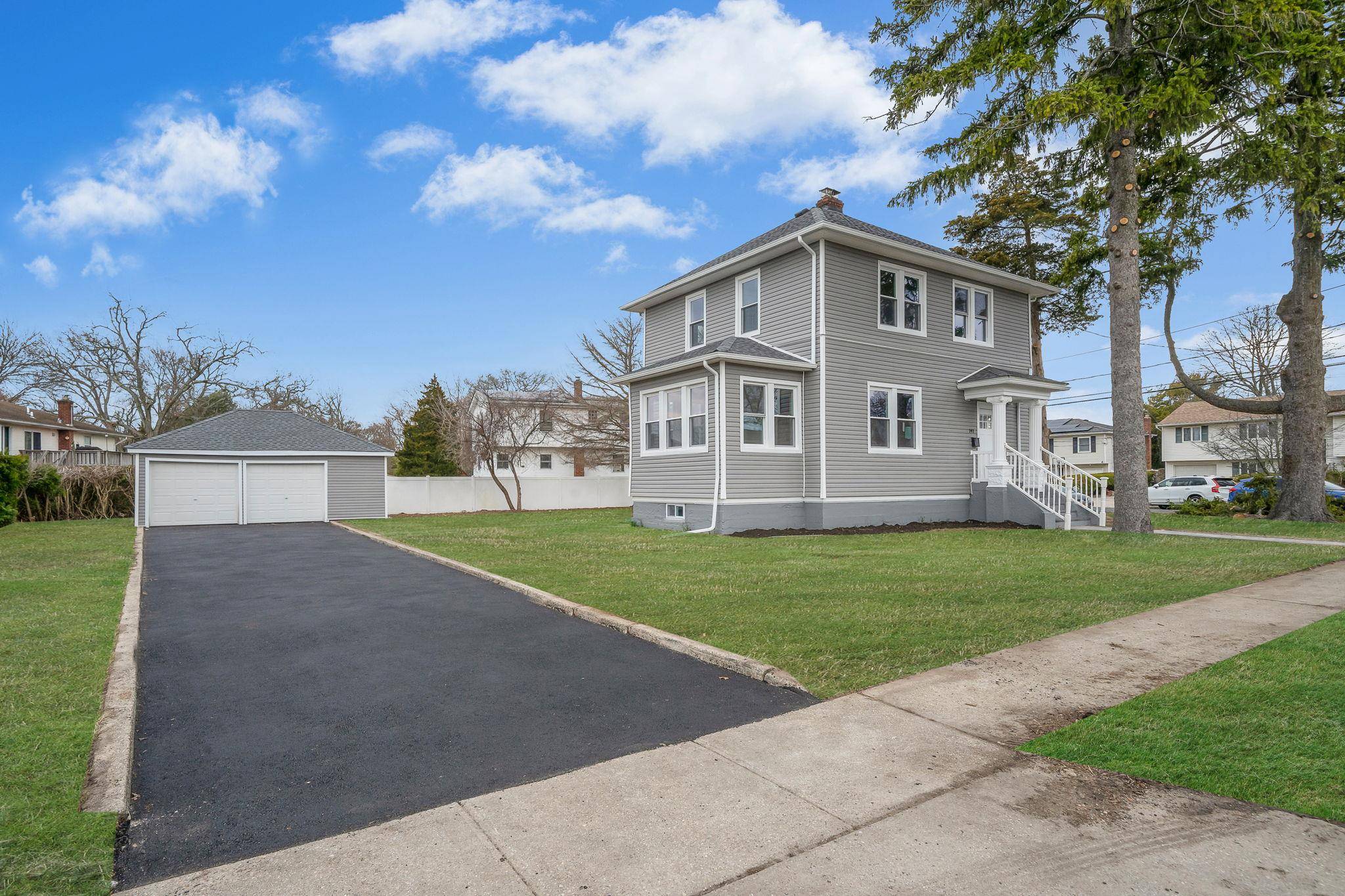 Lindenhurst, NY 11757,141 Park AVE
