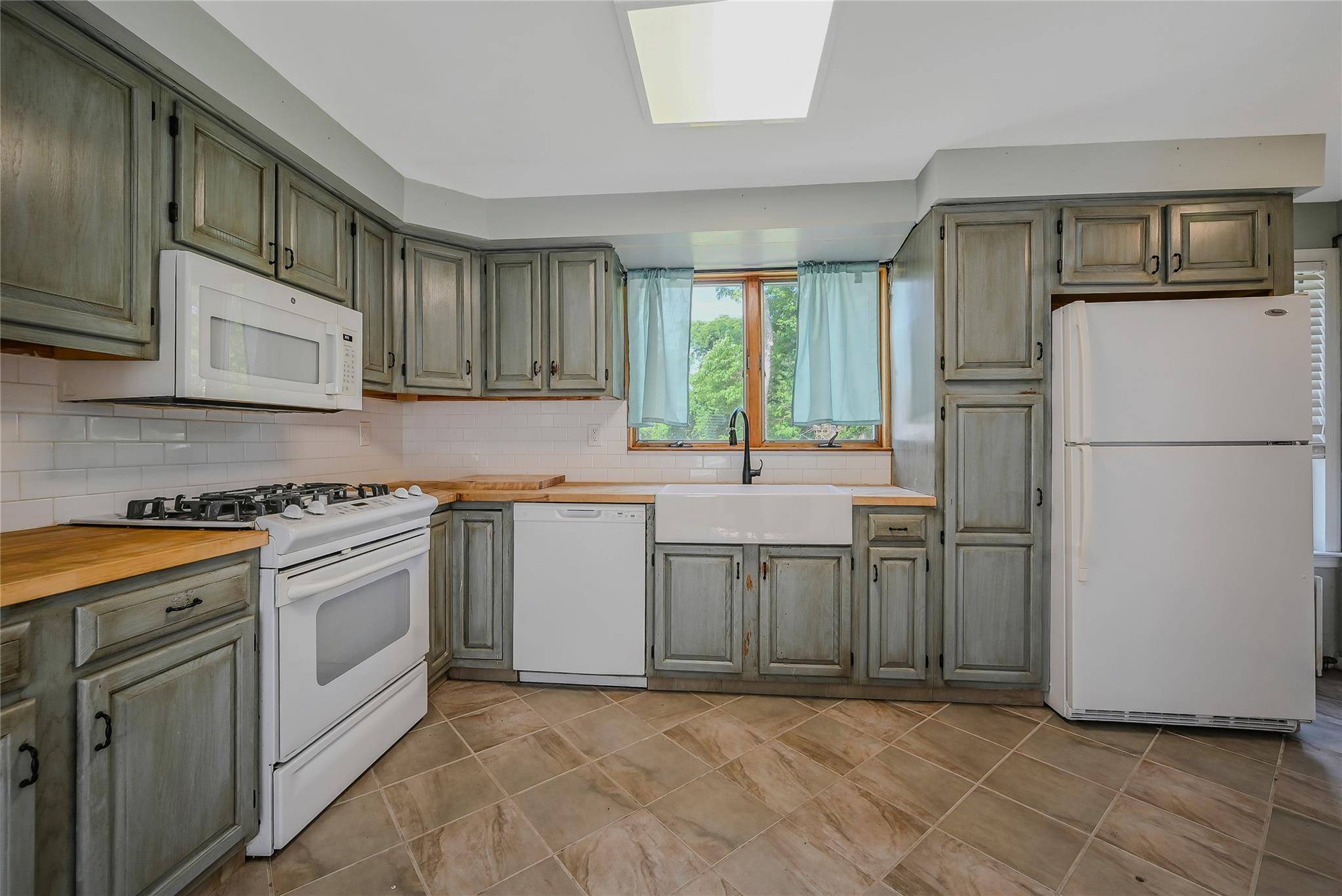Rocky Point, NY 11778,115 Dawn RD