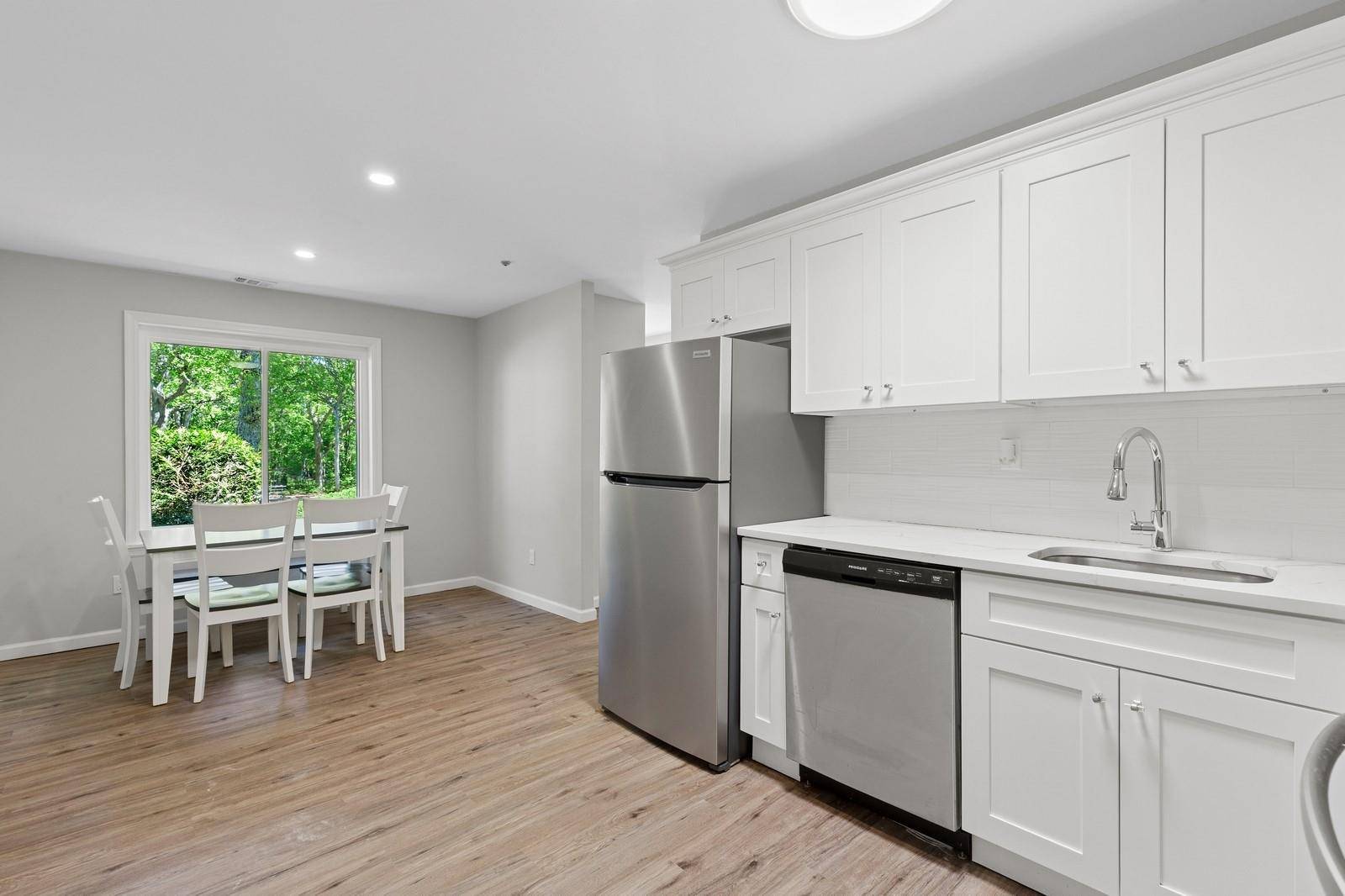Coram, NY 11727,49 Birchwood RD