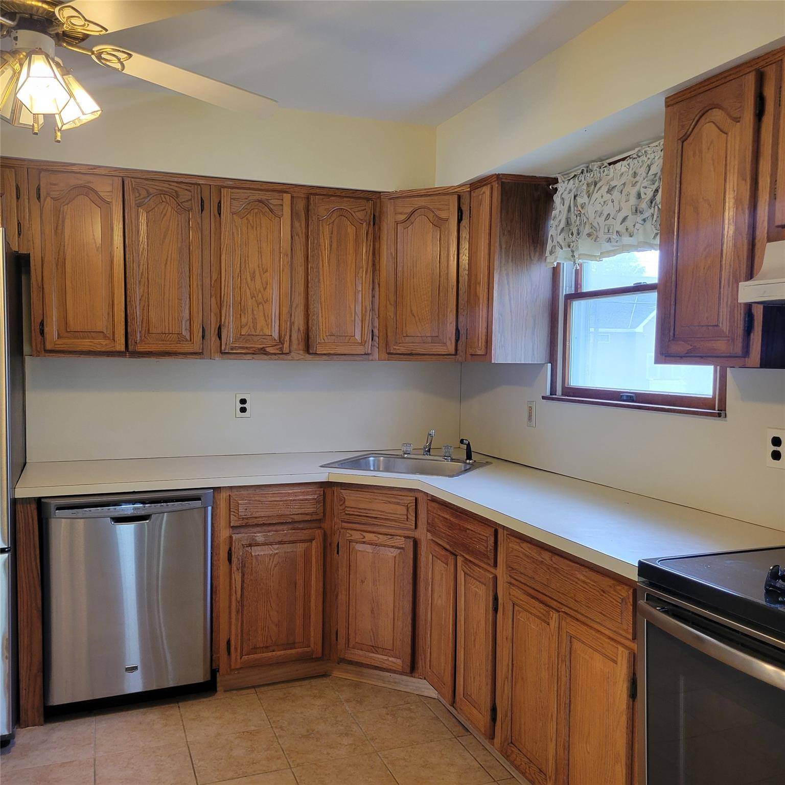Islip, NY 11751,61 Peckham AVE