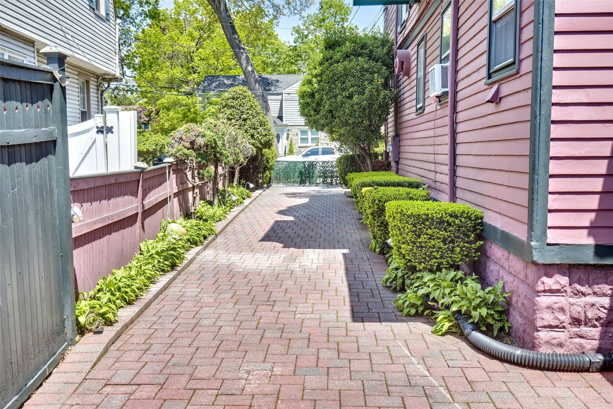 Lynbrook, NY 11563,65 Earle AVE