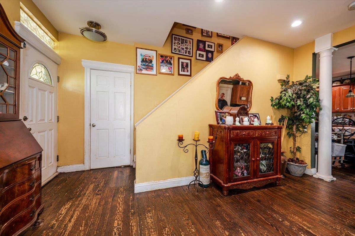 Holtsville, NY 11742,35 Cooke AVE