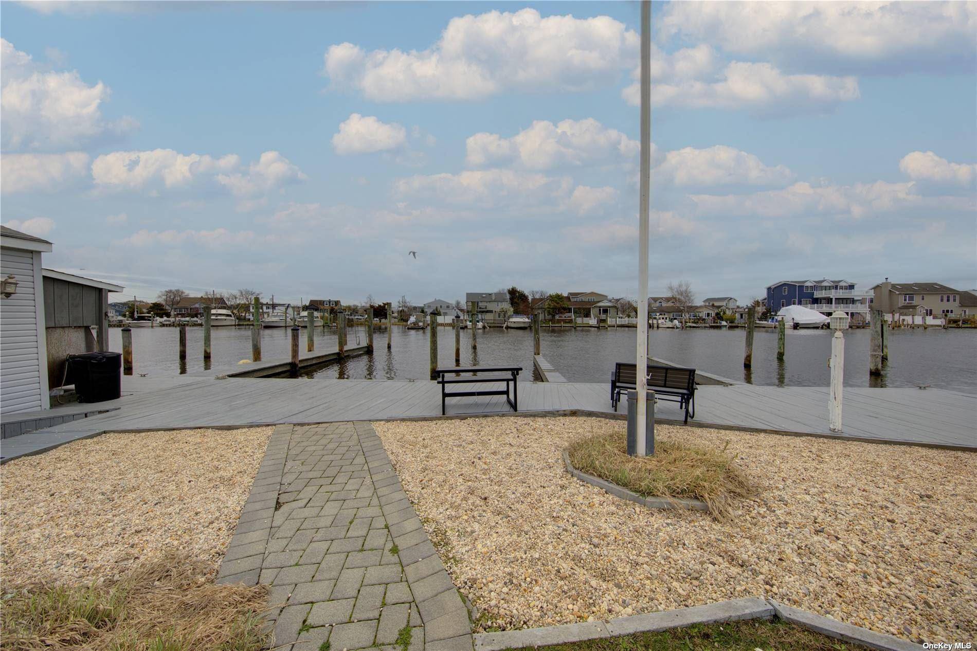 Lindenhurst, NY 11757,738 Shore WALK