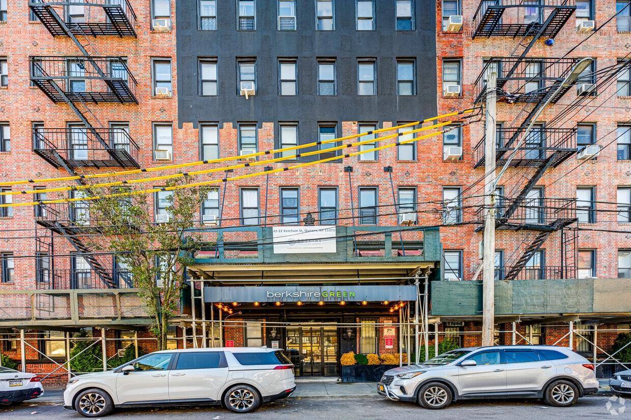 Elmhurst, NY 11373,42-22 Ketcham ST #3E