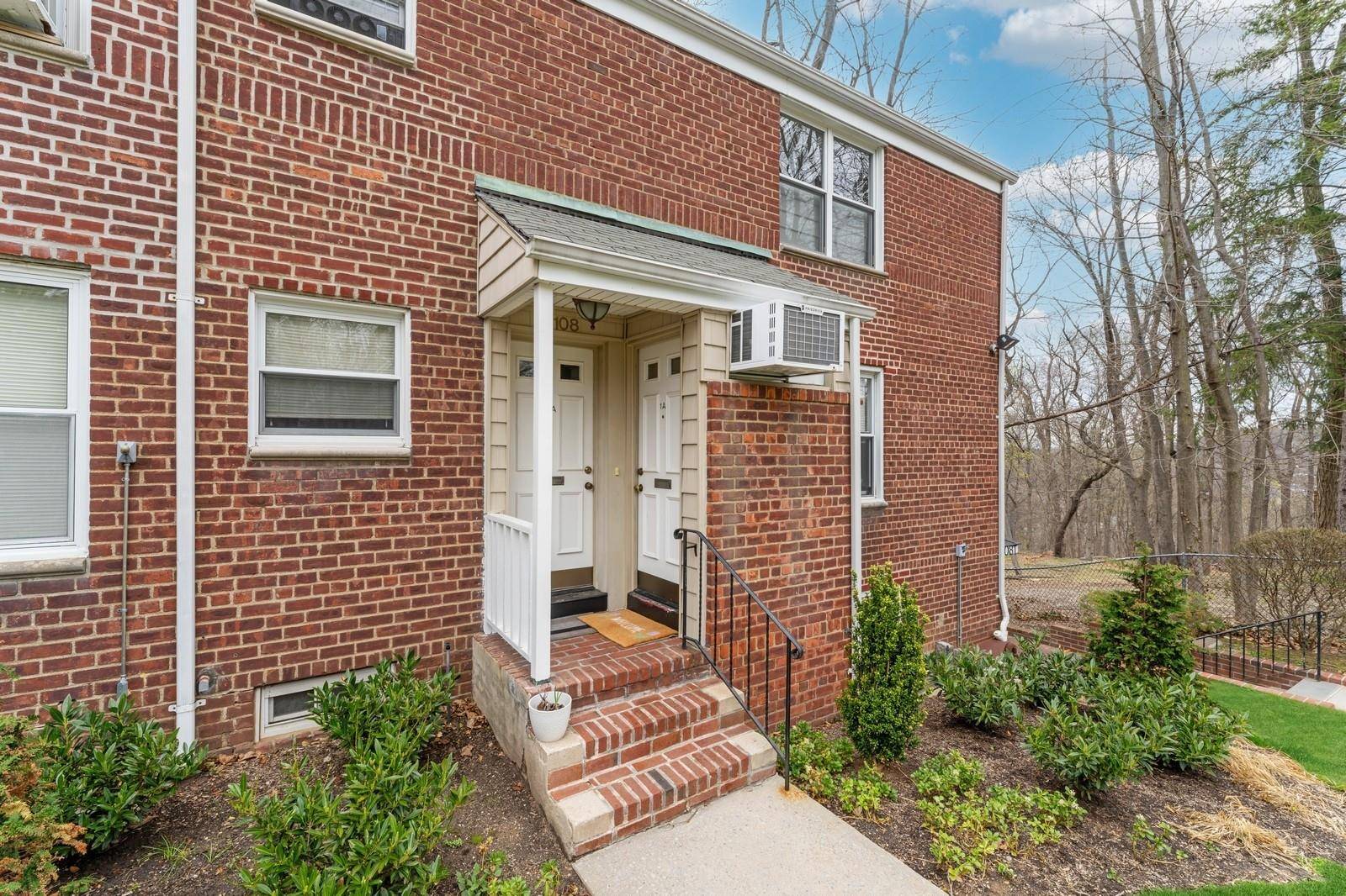 Roslyn Heights, NY 11577,108 Edwards ST #A