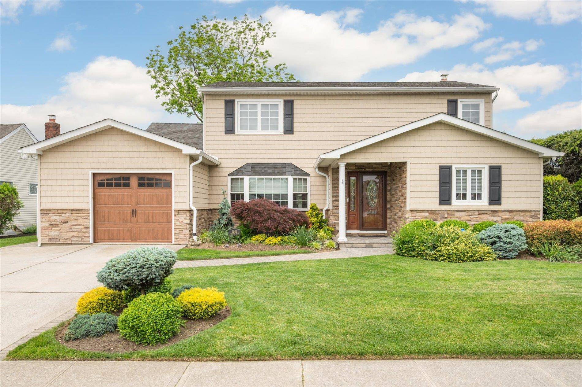 Wantagh, NY 11793,1248 Pleasant RD