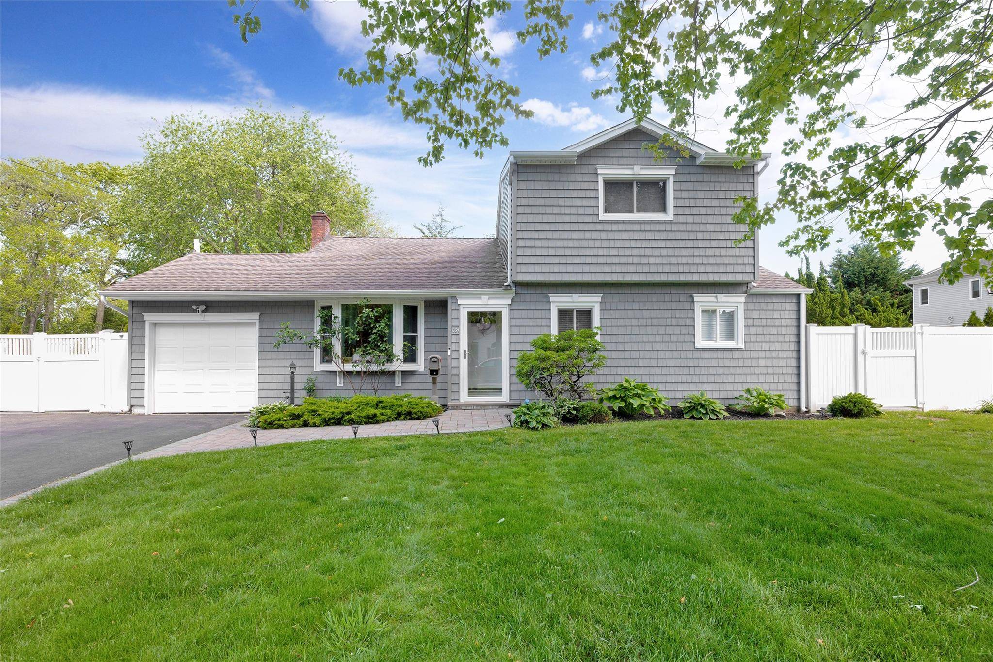 Bay Shore, NY 11706,651 Hyman AVE