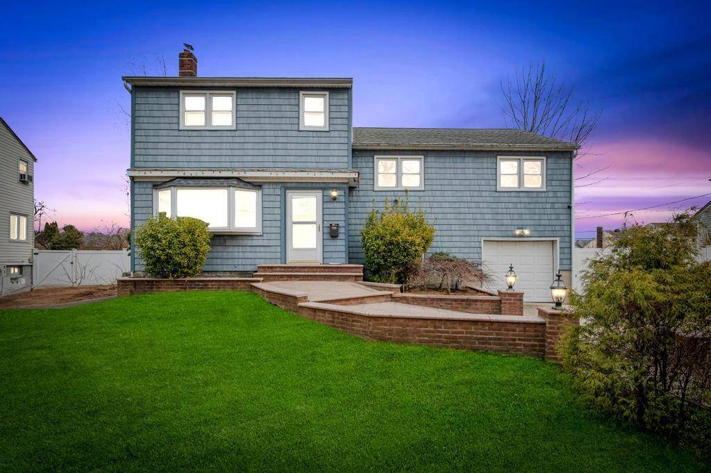 Hicksville, NY 11801,11 Gardenia LN