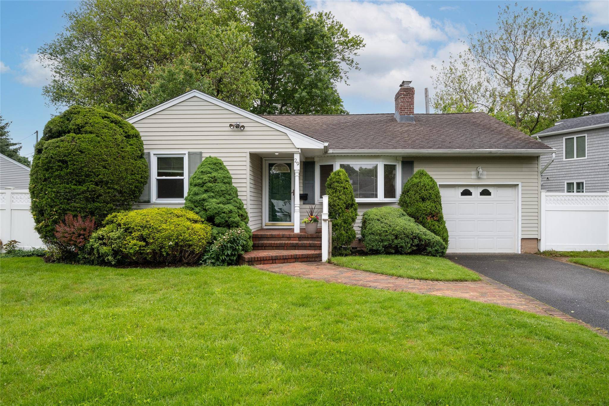 Syosset, NY 11791,29 Newmarket RD