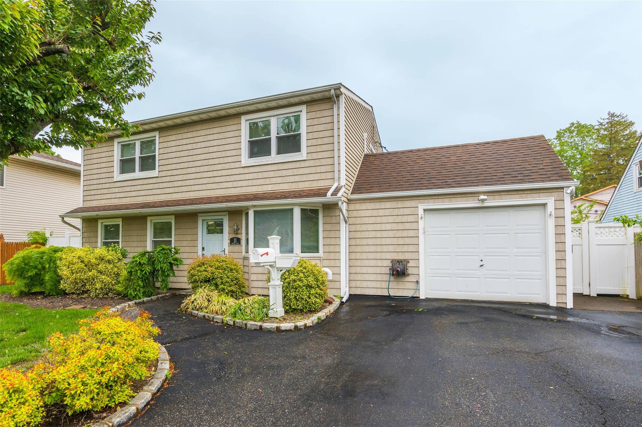 Levittown, NY 11756,11 Myrtle Ln