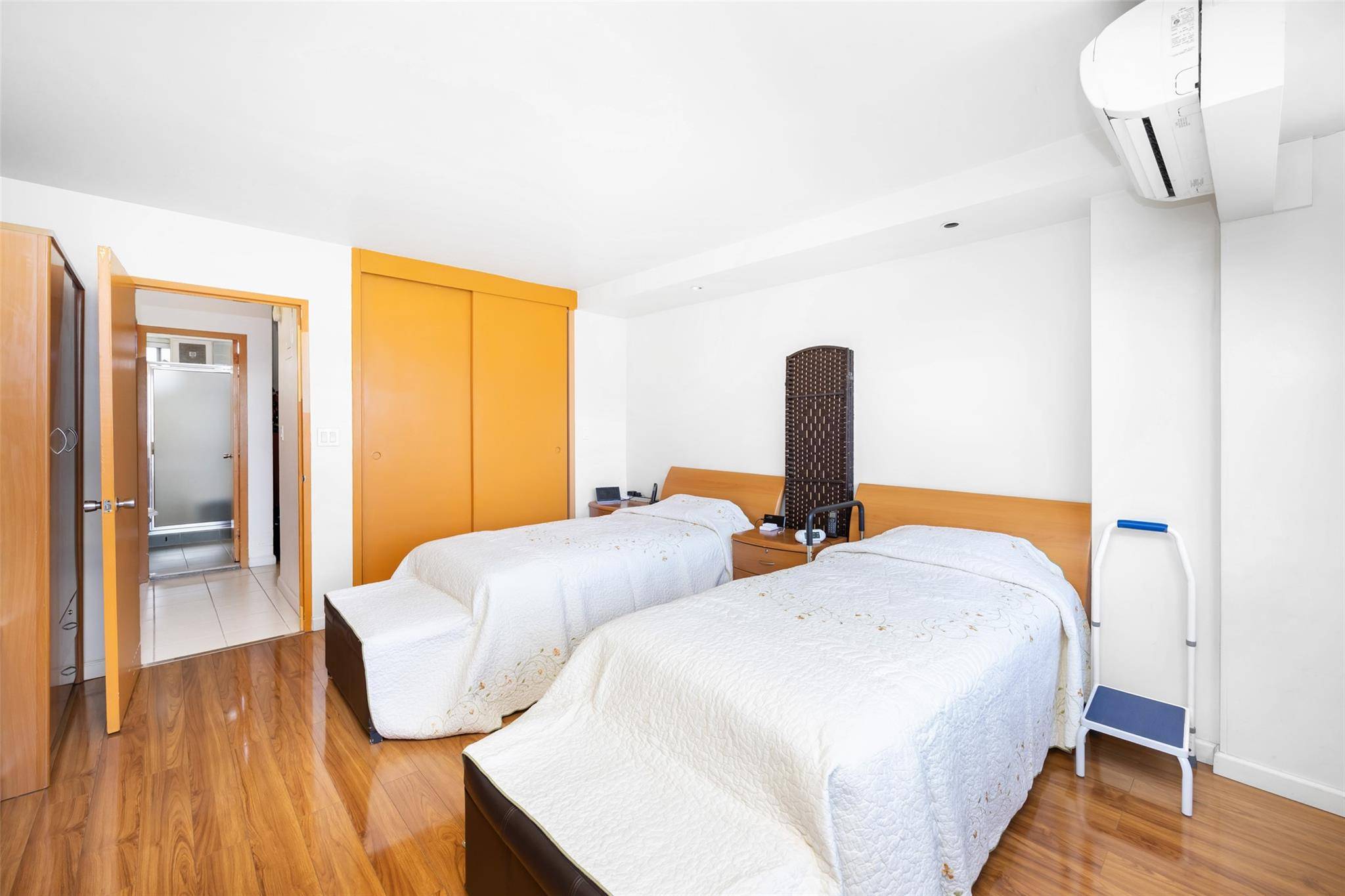 New York (manhattan), NY 10038,215 Park ROW #8B