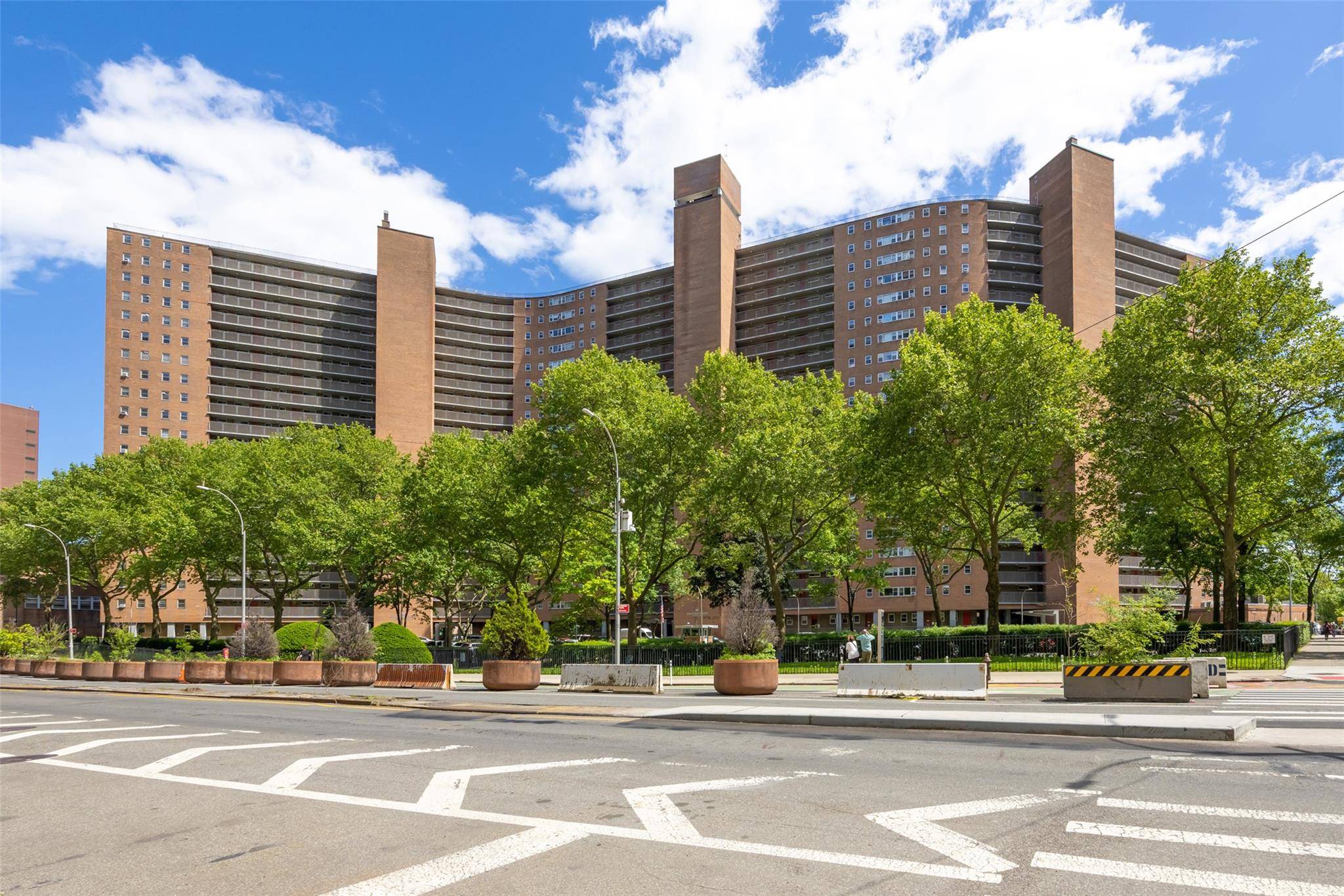 New York (manhattan), NY 10038,215 Park ROW #8B