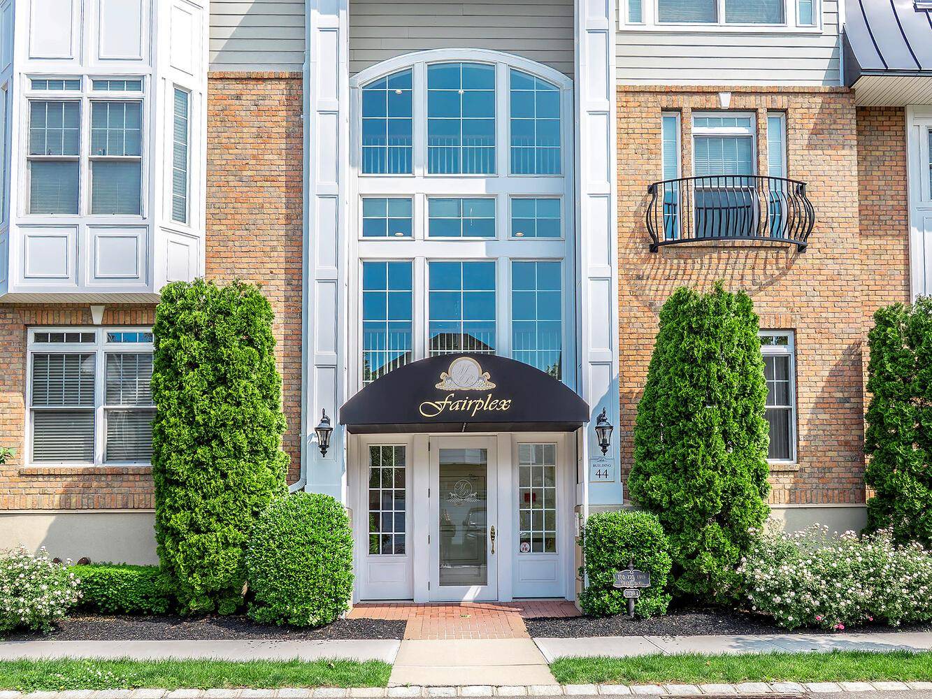 Westbury, NY 11590,100 Shady LN #100
