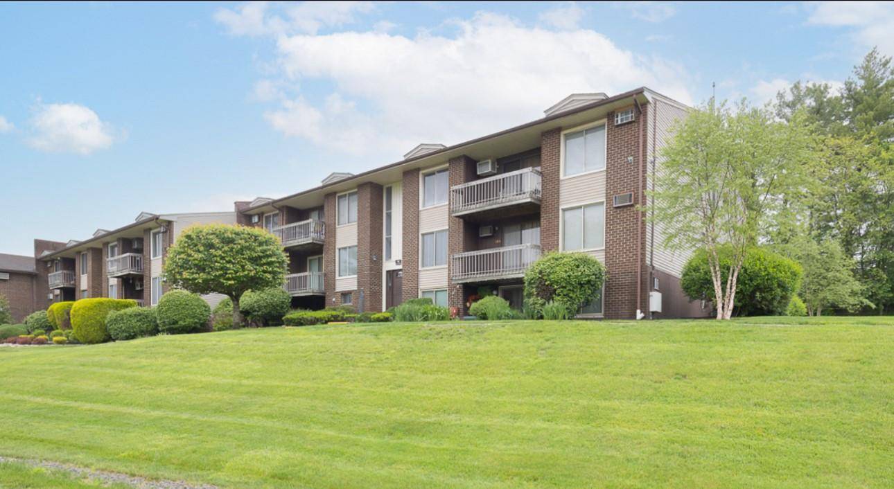 Pomona, NY 10970,104 Country Club LN #104